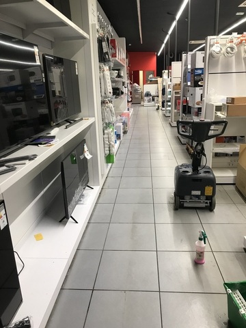Décapage de sol pour une enseigne de magasin à Aix-les-Bains Décapage de sol pour une enseigne de magasin à Aix-les-Bains